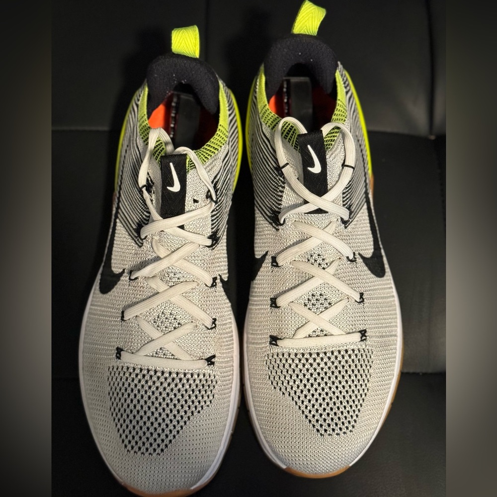 Nike Men’s Metcon Flyknit 3 Gray/Silver Size 10.5 Nice sneaker!